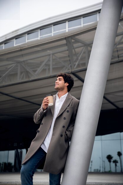 Homme de coup moyen avec une tasse de café