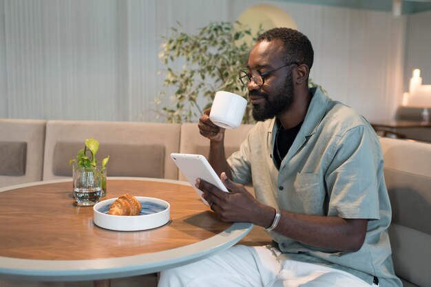 Homme de coup moyen avec une tasse de café