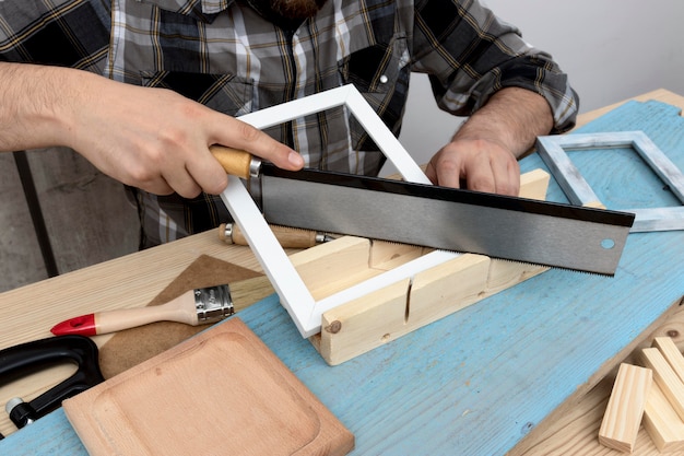 Homme coupant le concept d'atelier de menuiserie en bois