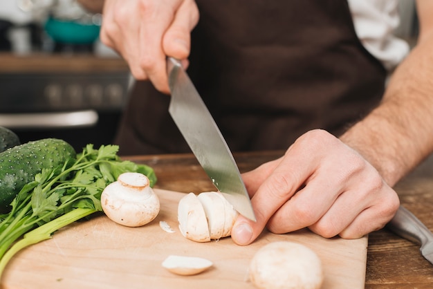 Photo gratuite homme coupe champignons