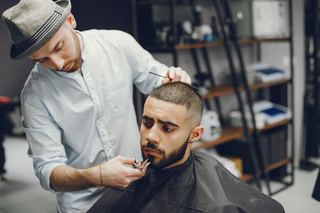 L&#39;homme coupe sa barbe dans le salon de coiffure.