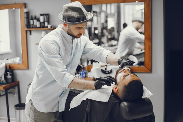 L&#39;homme coupe sa barbe dans le salon de coiffure.