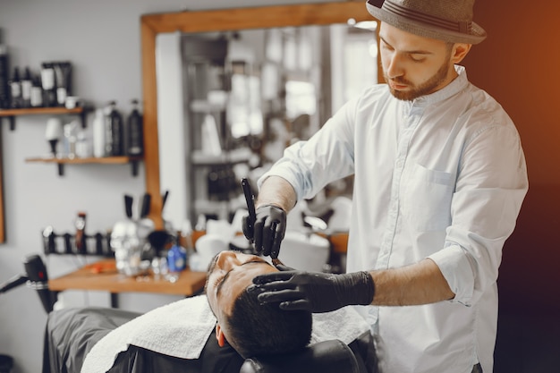 L&#39;homme coupe sa barbe dans le salon de coiffure.