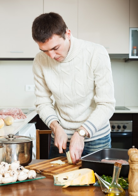 homme, coupure, pomme terre, cuisine