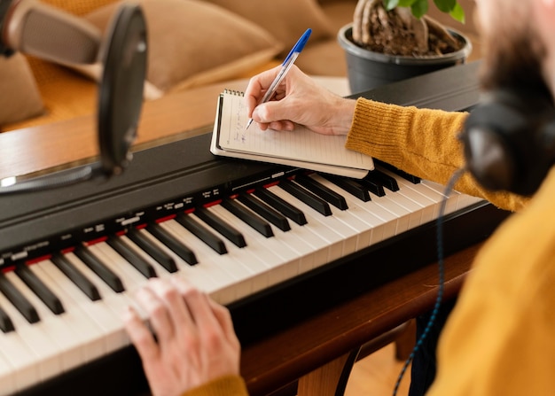 Photo gratuite homme créatif pratiquant une chanson à la maison