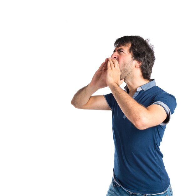 Homme criant sur fond blanc isolé