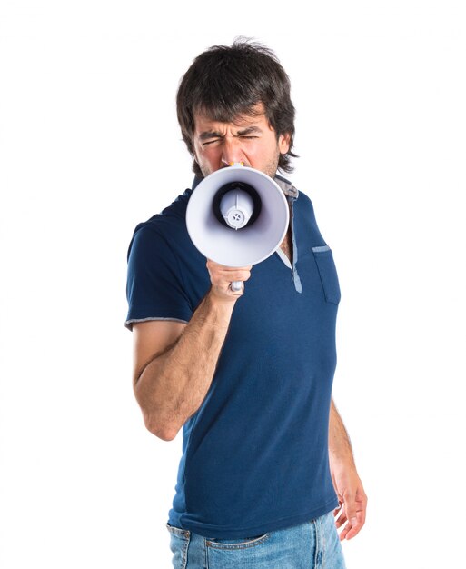 Homme criant sur fond blanc isolé