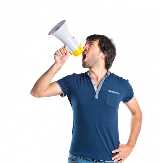 Homme criant sur fond blanc isolé