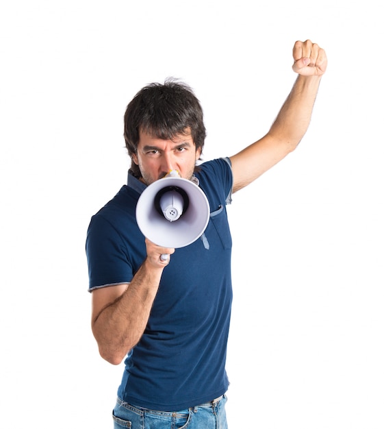 Homme criant sur fond blanc isolé