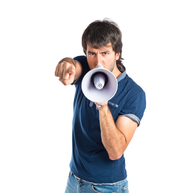 Homme criant sur fond blanc isolé