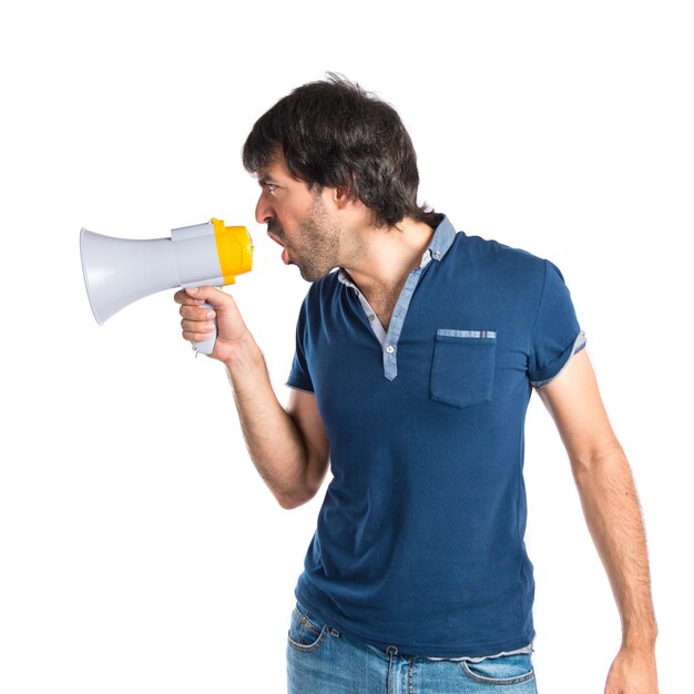 Homme criant sur fond blanc isolé