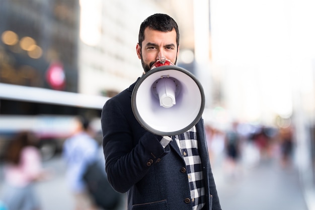 Homme criant par mégaphone