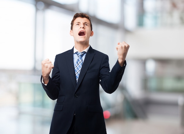 L&#39;homme crier au désespoir