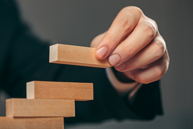 Homme et cubes en bois sur table. Concept de gestion