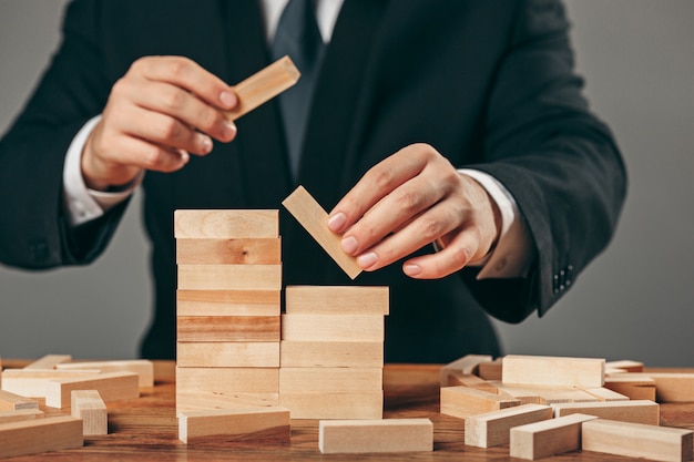 Homme et cubes en bois sur table. Concept de gestion