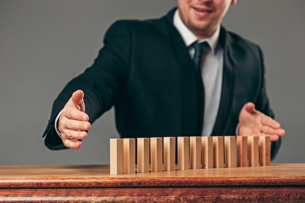 Photo gratuite homme et cubes en bois sur table. concept de gestion