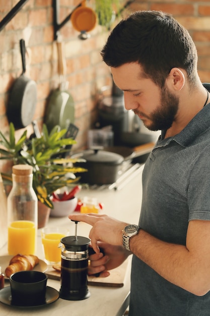 Homme cuisinant dans la cuisine. Petit déjeuner le matin