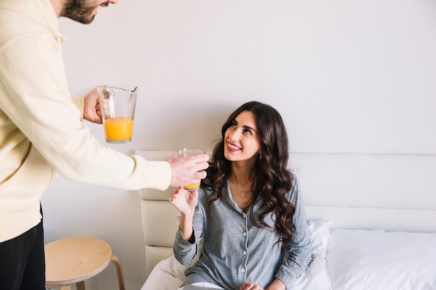 Photo gratuite homme de culture offrant du jus à la femme