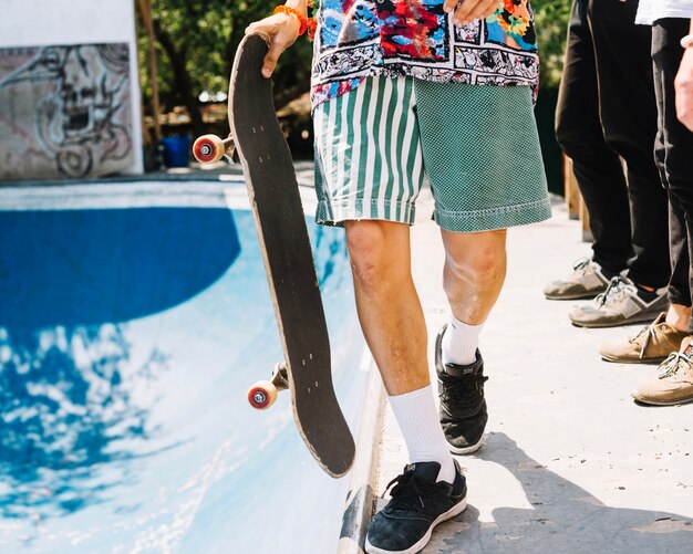 Homme de culture avec planche à roulettes