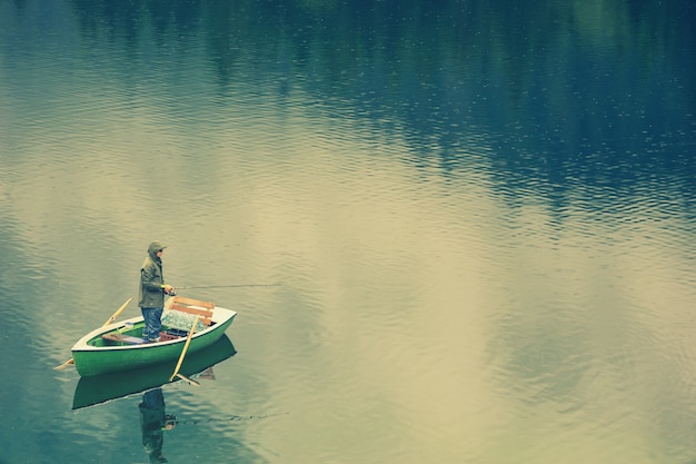 Homme dans un bateau sur le lac