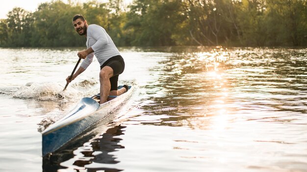 Homme, dans, canoë, aviron, concept