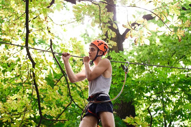 L&#39;homme dans un casque orange est prêt à monter la corde