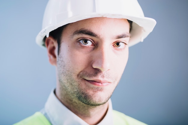 Homme dans le casque regardant la caméra