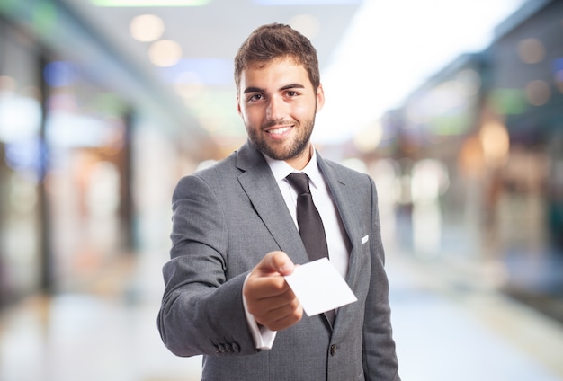 Homme dans un centre commercial avec un papier