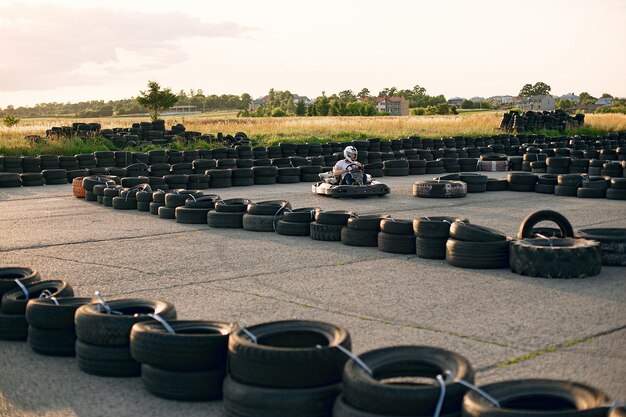 Homme dans un circuit de karting avec une voiture