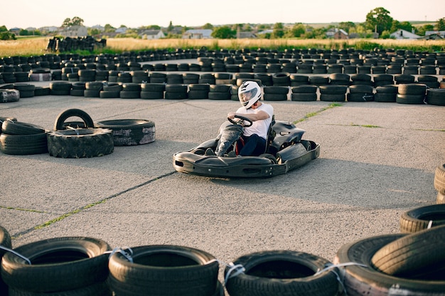 Homme dans un circuit de karting avec une voiture