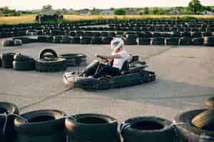 Photo gratuite homme dans un circuit de karting avec une voiture