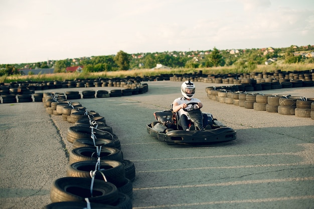 Photo gratuite homme dans un circuit de karting avec une voiture
