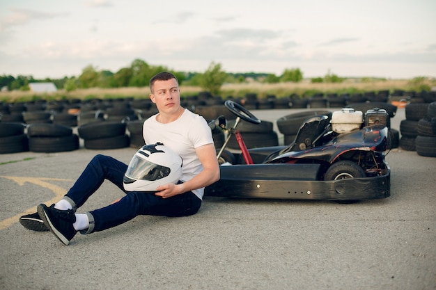 Photo gratuite homme dans un circuit de karting avec une voiture