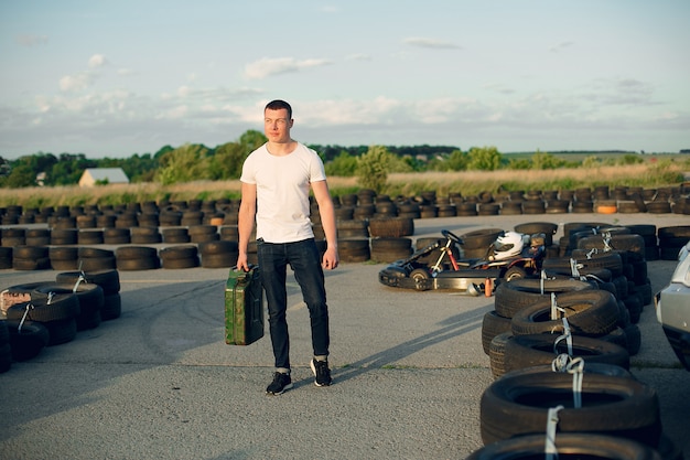 Homme dans un circuit de karting avec une voiture