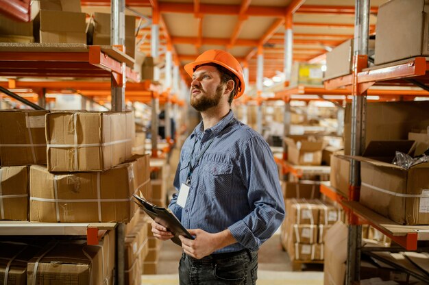 Homme dans l'équipement de sécurité au travail