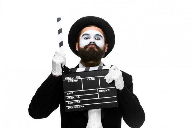 homme dans l'image mime avec film board