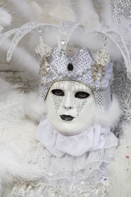 Homme dans un masque traditionnel de Venise pendant le carnaval de renommée mondiale