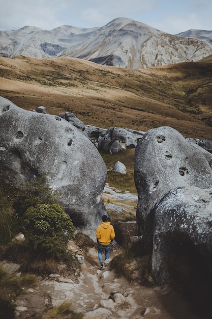 Photo gratuite homme dans les montagnes