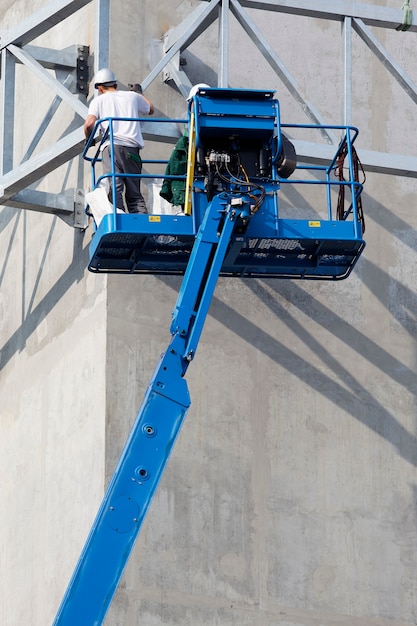 homme dans la nacelle