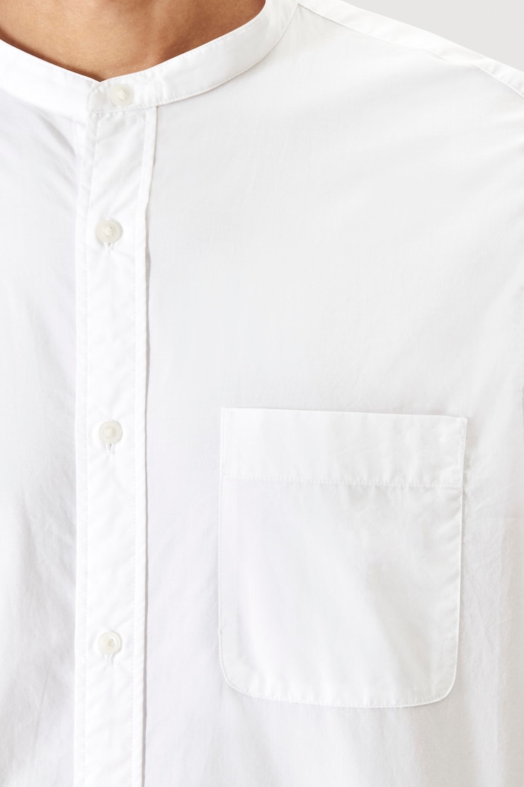 Photo gratuit homme dans une poche de chemise blanche