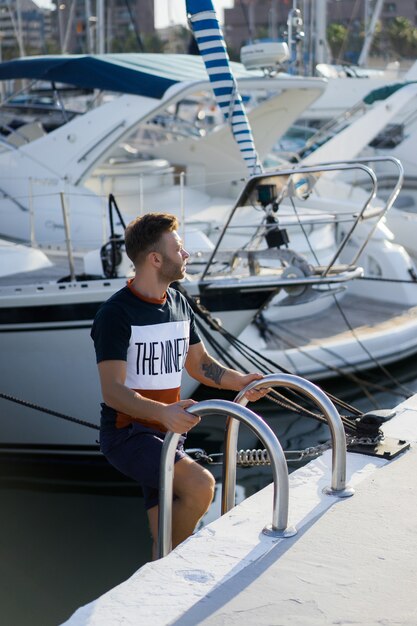 un homme dans le port prépare le yacht pour le voyage