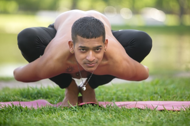 L&#39;homme dans la posture de la grenouille