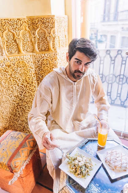 Homme dans un restaurant arabe