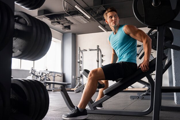 Homme dans la salle de gym faisant des exercices de musculation