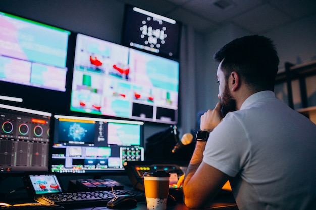 Homme dans un studio d'enregistrement, production musicale