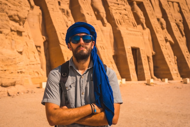 Homme dans le temple d'Abou Simbel dans le sud de l'Égypte à côté du lac Nasser