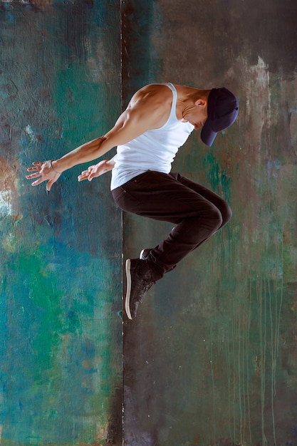 Photo gratuite l'homme danse chorégraphie hip hop