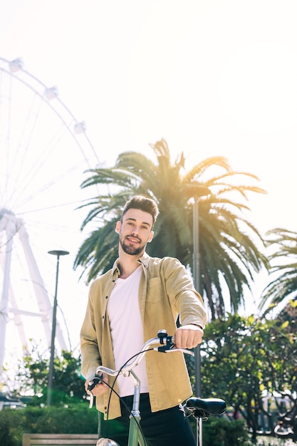 Homme débarrassant un vélo urbain