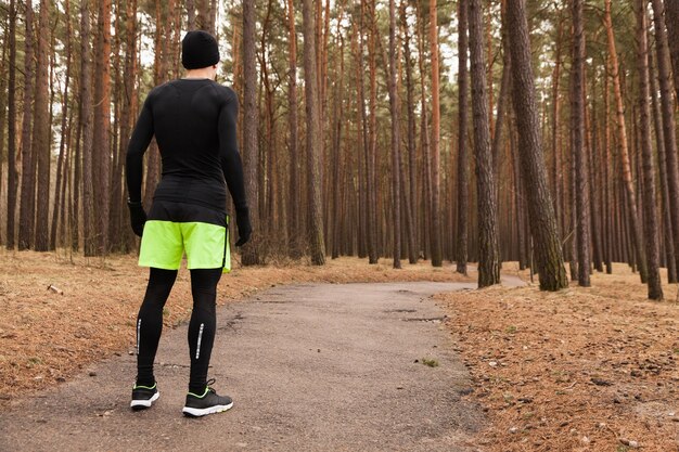 Homme debout dans les bois