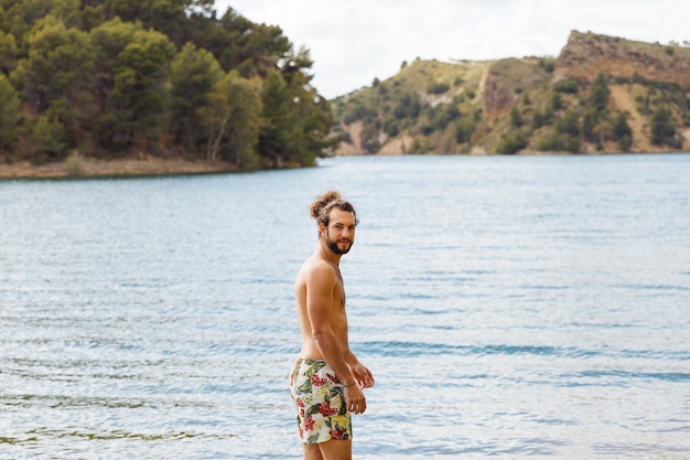 Photo gratuite homme debout dans le lac